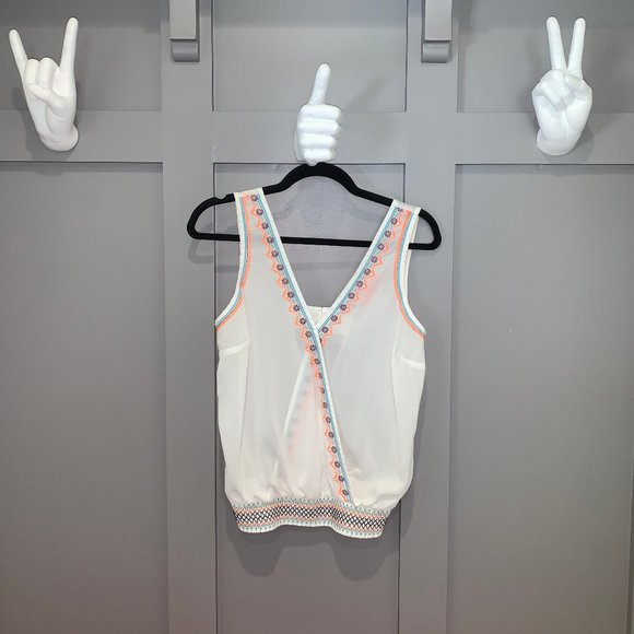 NWOT White Lulumari Blouse with Floral Pattern - Picture 6 of 6